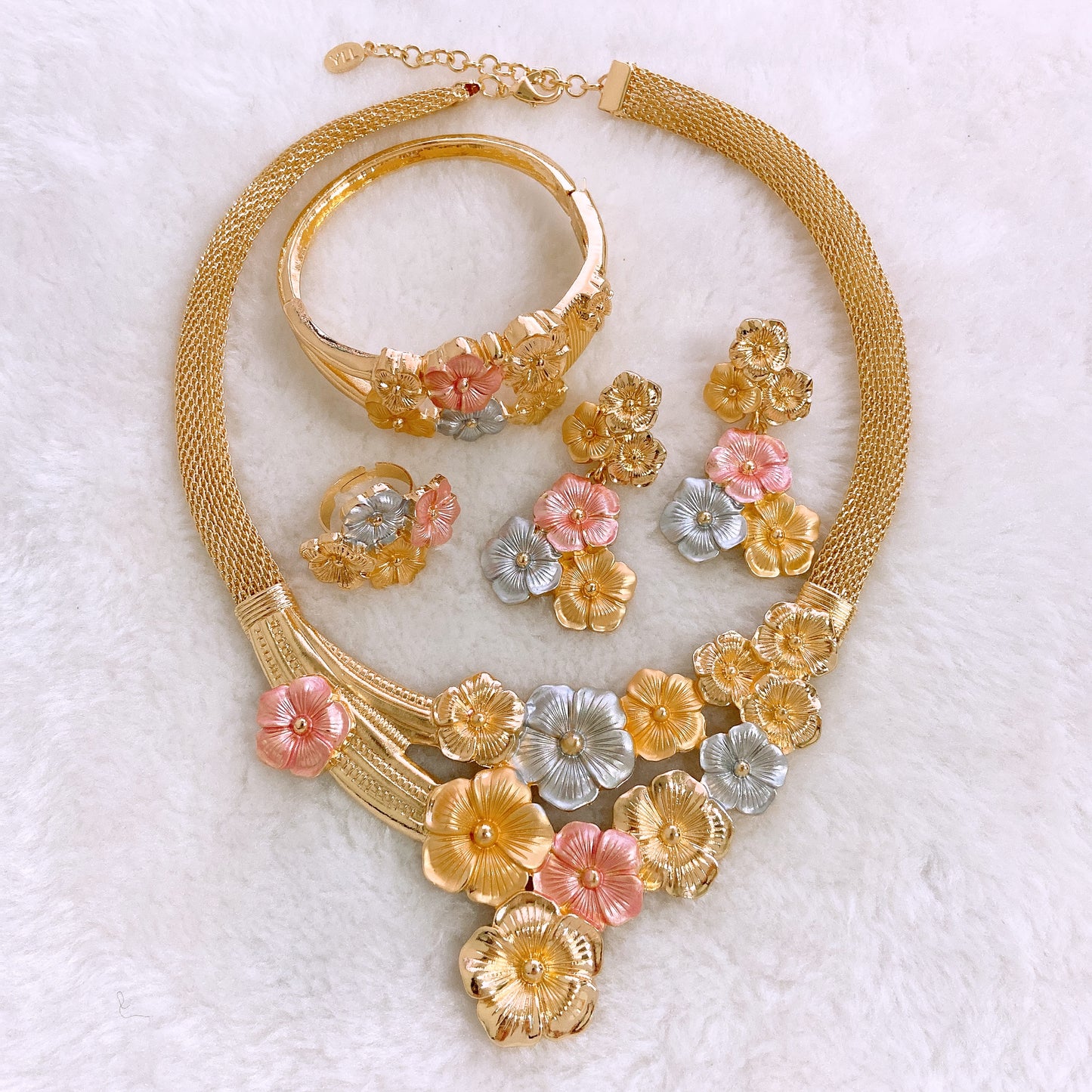 18K
High quality Italian Tricolor Blossom Garden jewelry gold Set