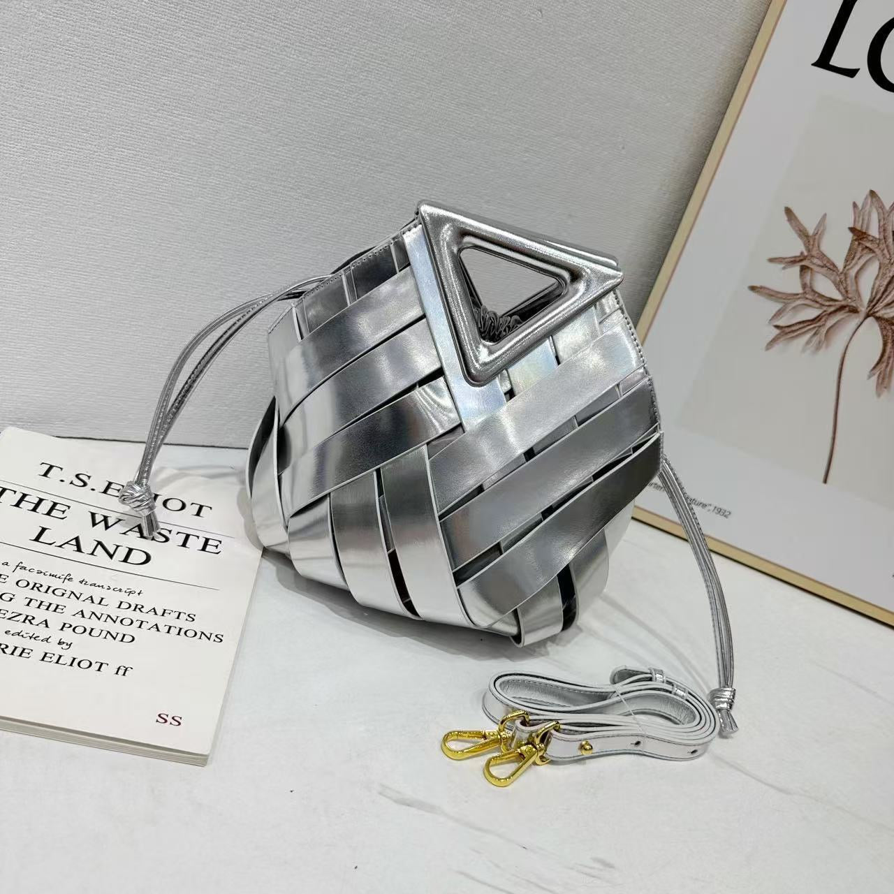 FNDAZZLE Luxe Woven Geo Tote(SILVER)