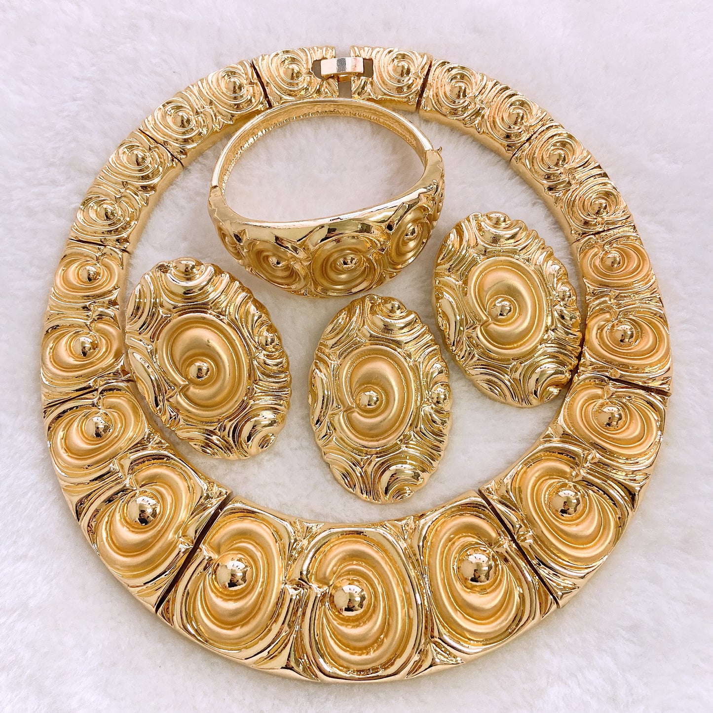 18K 
High quality Italian Royal Spiral  Gold jewelry Set